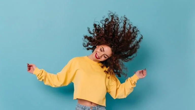 cabelo cacheado com ponta dupla